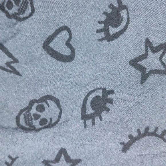 Torrid button up cropped shirt skulls Stars eyes and lightning bolts size 2 - Picture 6 of 6